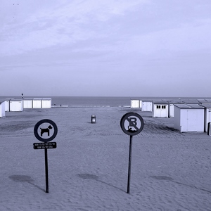 Plage et mer, cabines de plage, panneaux d'interdiction colorisé - Belgique  - collection de photos clin d'oeil, catégorie paysages